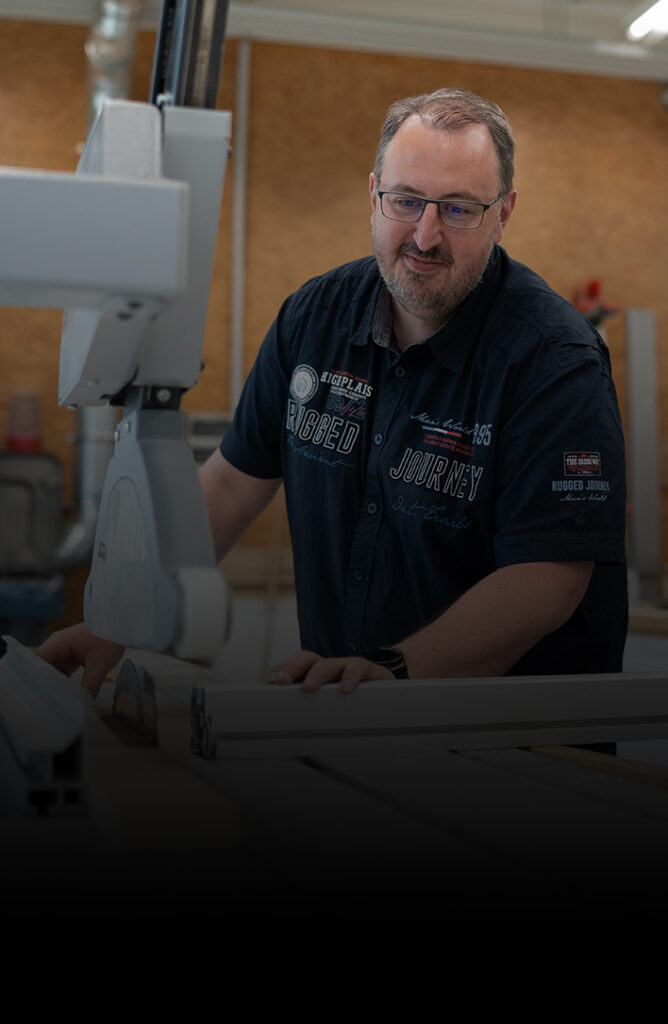 Axel Weigold bearbeitet ein Werkstück an einer Maschine in der Werkstatt